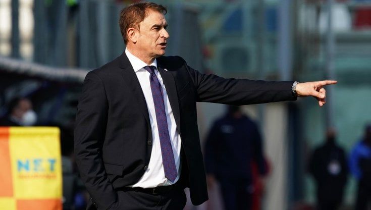 Cagliari-Bologna, Semplici: "Grinta e carattere". Mihajlovic: "Prima vinco, poi canto a Sanremo"