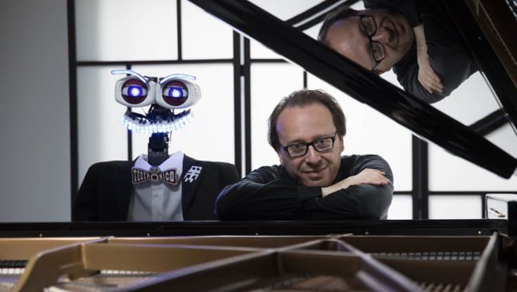 Il pianista Roberto Prosseda sfida il robot TeoTronico: “Sa suonare tutto anche grazie all’IA”