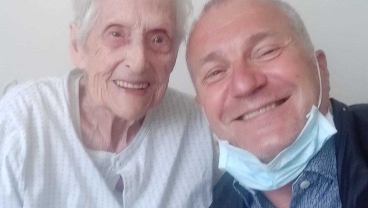 Massa, vaccina (e ritrova) la levatrice di 101 anni che lo ha fatto nascere