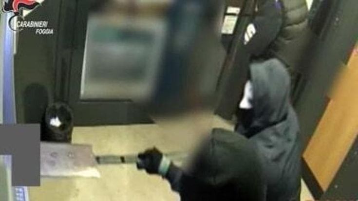 Torna la banda della “marmotta”: bancomat fatto saltare a Cumiana, ladri in fuga a mani vuote