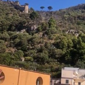 Sarno, domato il maxi incendio sulla collina del Saretto. Inchiesta della Procura
