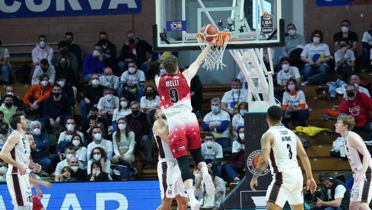 Basket: Milano respinge l'assalto della Virtus Bologna, Brescia centra a Brindisi la nona vittoria di fila
