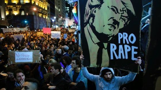Usa, cortei e proteste contro Trump. Obama lo riceve alla Casa Bianca
