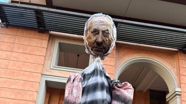 Un manichino vestito da deportato con il volto di Netanyahu alla manifestazione pro Palestina a Roma