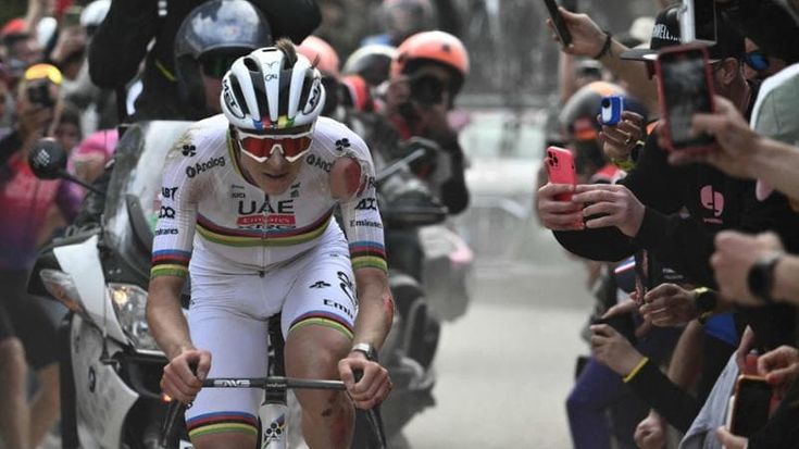 Pogacar cade, riparte e stravince la Strade Bianche: impresa clamorosa per il campione del mondo