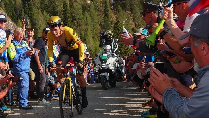Giro, la spinta del tifoso a Roglic sul Lussari poteva costare 10" di penalità