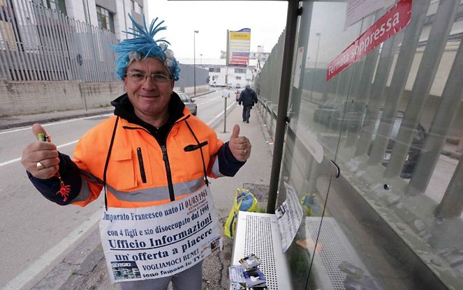 Centro direzionale, l'ufficio informazioni è un uomo alla fermata