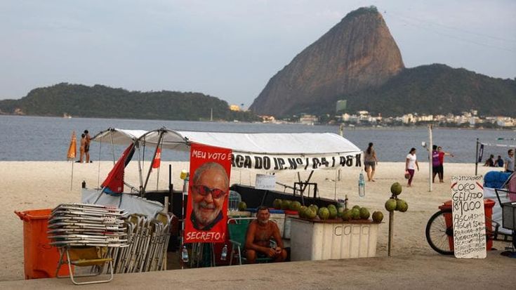 A Rio più gadget che passione per la sfida Lula-Bolsonaro. “Ma è in gioco la democrazia”