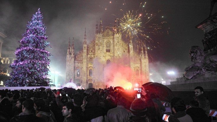 Capodanno 2023 a Milano, fuochi sottotono complice la pioggia. In piazza Duomo 20mila persone. Due feriti, uno è grave