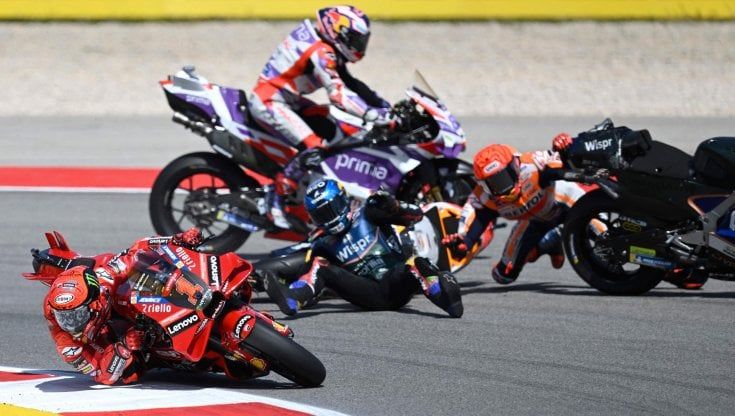 MotoGp, Marquez travolge Oliveira: verrà penalizzato nel prossimo Gp. I tifosi: "Aveva ragione Valentino, non rispetta gli altri"