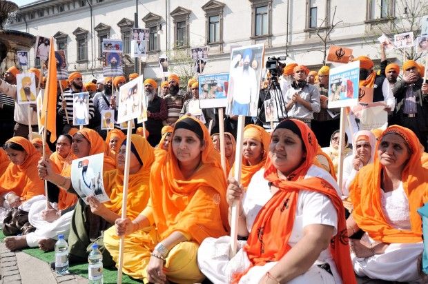 La comunit&agrave; sikh in piazza per i mar&ograve;