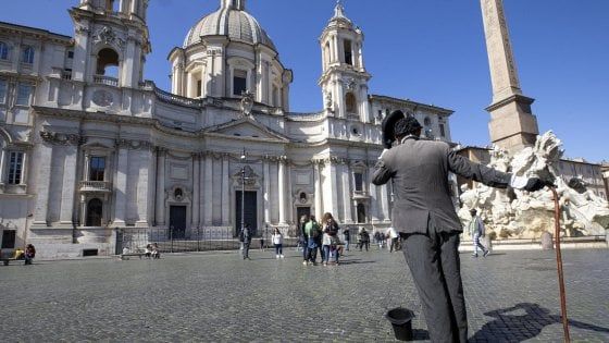 Coronavirus, non solo scuole e spettacoli. Roma fa i conti con l’emergenza. Più contagi: "48 ore decisive"