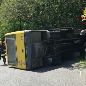 Scuolabus si ribalta a Piacenza, studenti illesi