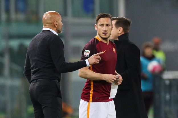 Cuffie e smartphone, i calciatori tornati all’età del muto