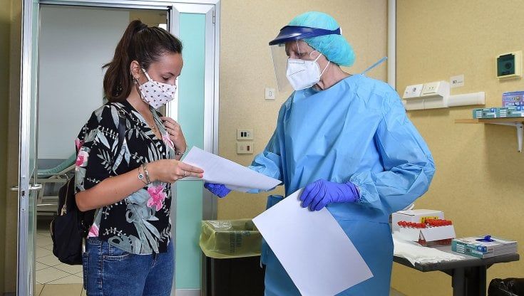  Covid: in Campania oltre 1.800 casi, cala il tasso di incidenza