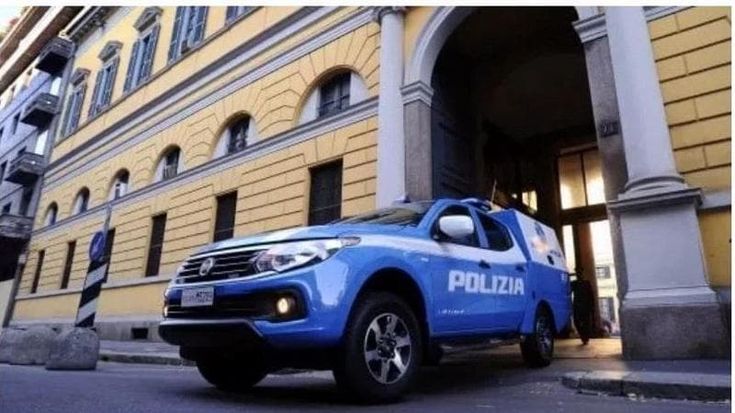 Milano, dopo 14 rapine la polizia arresta la 'banda dei Rolex': refurtiva per 200 mila euro. Colpi davanti a bambini