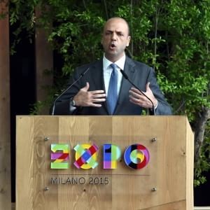 Alfano: "Smantellare i campi rom". Fassino: "In arrivo fondo per soluzioni alternative"