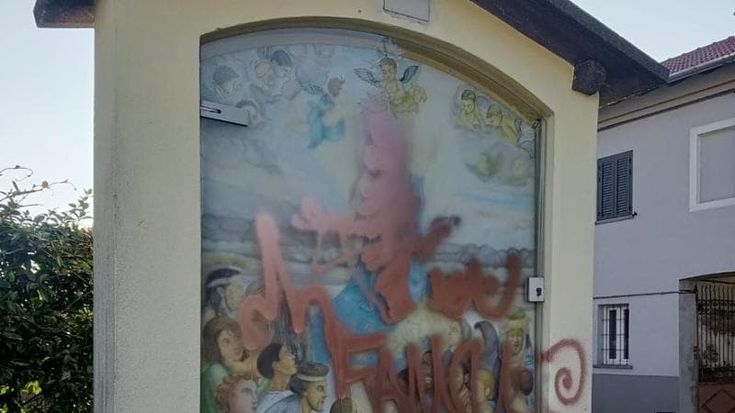 Ferno, edicola votiva presa di mira dai vandali: parolacce e insulti sull’immagine della Madonna