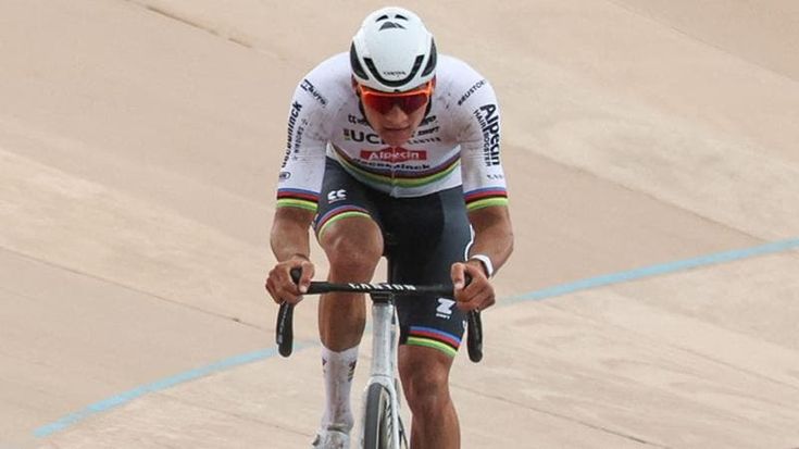 Il bis alla Roubaix di Van der Poel, re solitario. Ma quanto odio per la sua superiorità: “Non posso piacere a tutti”