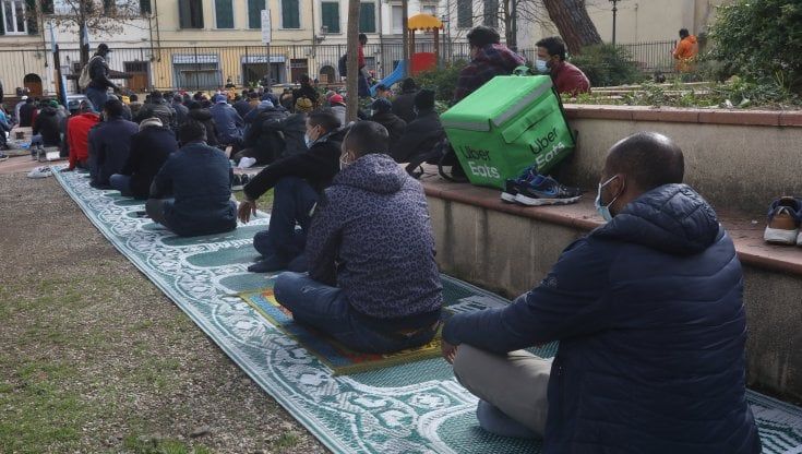 Firenze, triplo turno per pregare nell'ex garage diventato moschea