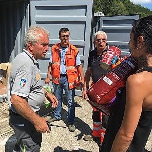Terremoto, basta cibo, coperte e altro: "Servono soldi e posti letto"