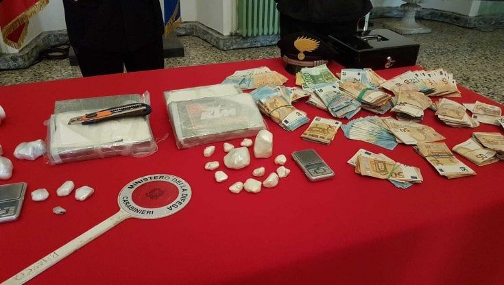Parma, blitz dopo il controllo stradale: scovati cinque chili di coca. Tre arresti 