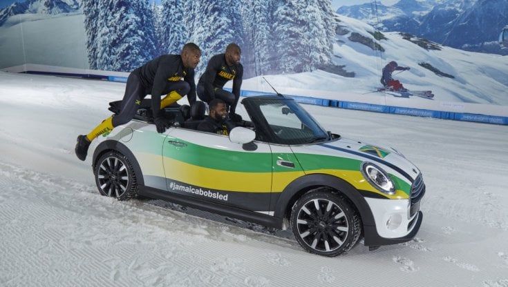 Una Mini cabrio al posto del bob: così si allena la nazionale giamaicana