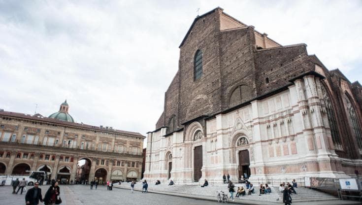 San Petronio, musica con il coro, l’orchestra, le band. Spettacolo di luci col doppiatore di De Niro
