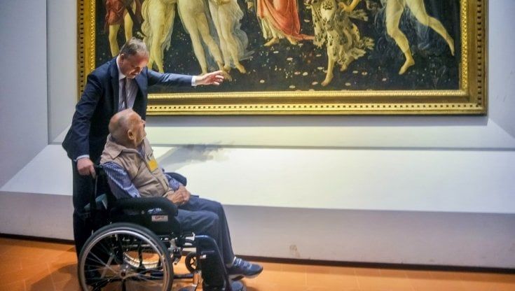 Per festeggiare i 100 anni visita gli Uffizi, lo guida il direttore del museo