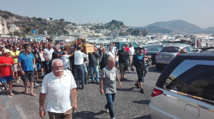 Baia, una folla commossa saluta il sub Antonio Emanato
