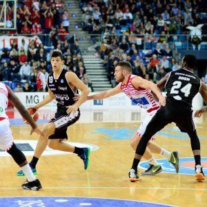 La Virtus gioca due tempi su quattro, Pesaro ringrazia