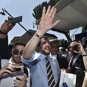 Salvini: "Ogni bimbo deve essere adottato da una mamma e un papà, faremo tutto quel che è legalmente possibile"