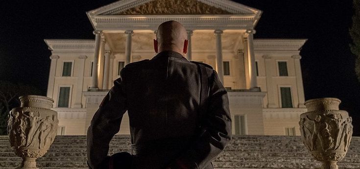 'Sono tornato', un selfie con Mussolini: il duce è vivo e chatta insieme a noi