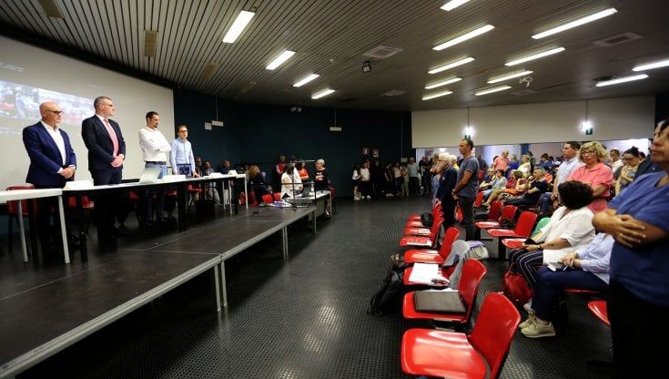 Genova, "Un minuto di silenzio per Berlusconi": ma i consiglieri di centrosinistra in Municipio si alzano e se ne vanno