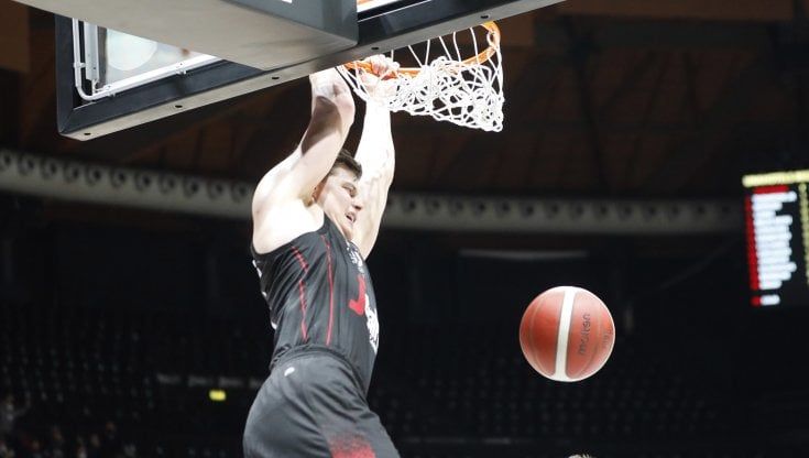 Eurocup, la Virtus a Valencia crolla nel finale: 83-77