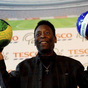 Brasile, Pelè operato all'anca: ''Così potrò giocare a Rio 2016''