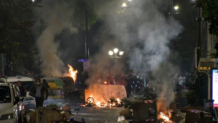 Scontri a Santa Lucia, l’ombra della camorra: caccia a 300 infiltrati