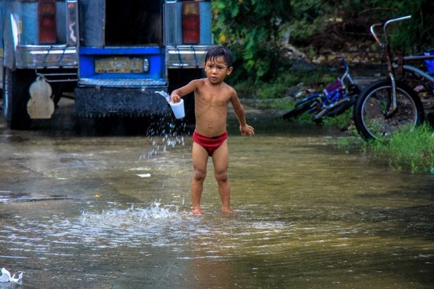 Filippine, la vita che sfida il degrado nelle baraccopoli: il fotoreportage è una denuncia 
