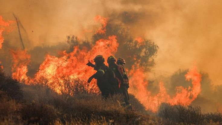 Caldo, strage in Spagna, vento e fuoco a Creta, evacuati 5mila turisti