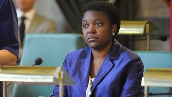 Kyenge a Medesano: sui social raffica di insulti razzisti. Sindaco: li denuncio
