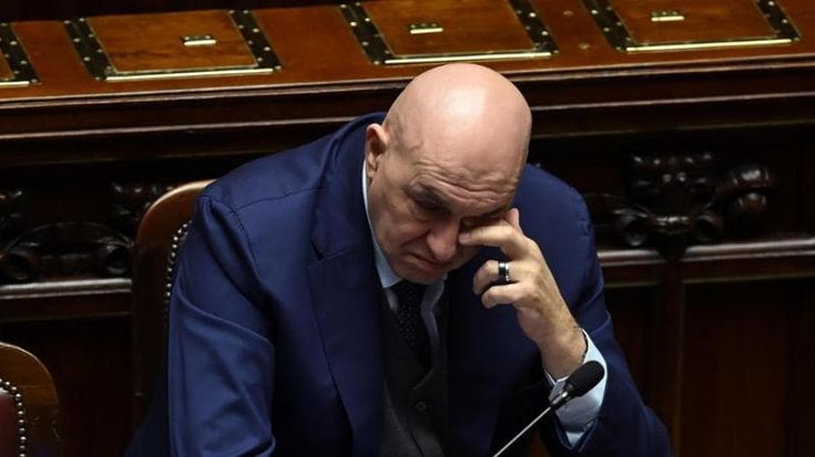 Via libera all’aumento dello staff di Crosetto. Pd: “Pensano alle poltrone e non ai nostri soldati”