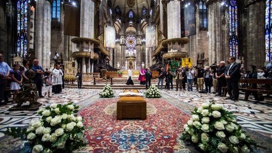 Dionigi Tettamanzi, il saluto di Milano al suo arcivescovo in Duomo: "E' stato un grande maestro per tutti"
