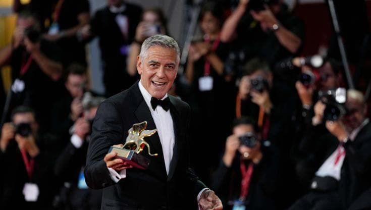 Con George Clooney la Mostra di Venezia è politica: “America guidata da incapaci”