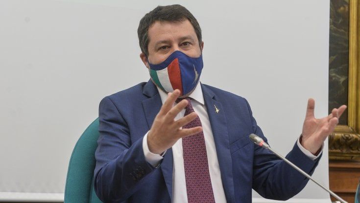 Chiusure per il Covid, Salvini va avanti ma cerca una mediazione: "Al lavoro con Draghi per riaprire dopo Pasqua"
