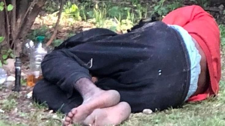 “Vive da giorni dentro l’area cani del parco, aiutatelo". L’appello dei cittadini per salvare il clochard del Sempione