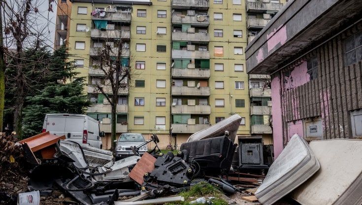 Milano, inquilini prigionieri due volte nelle case di via Bolla: “Tra Covid e abusivi siamo sotto assedio”