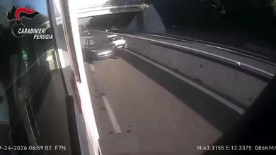 Perugia, a 15 anni ruba un'auto, ne sperona un'altra e aggredisce i carabinieri