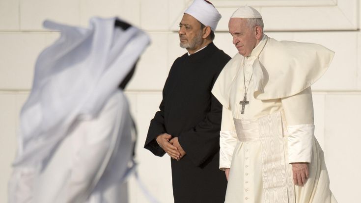 Negli Emirati il Papa tende la mano all’Islam: “La religione rinunci alle armi” 