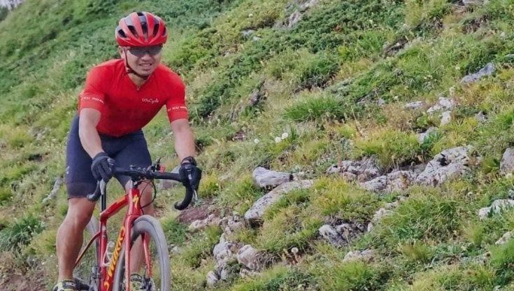 Una banale caduta dopo 500 giorni in sella: così finisce a Scandicci il giro del mondo in bici di Wang Renqiu