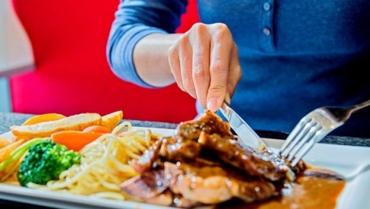 Carne, ne mangiamo ancora troppa. Come sostituirla con la regola del 3